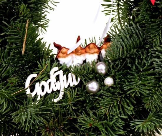 Krans med tomtekvartett och god jul skylt